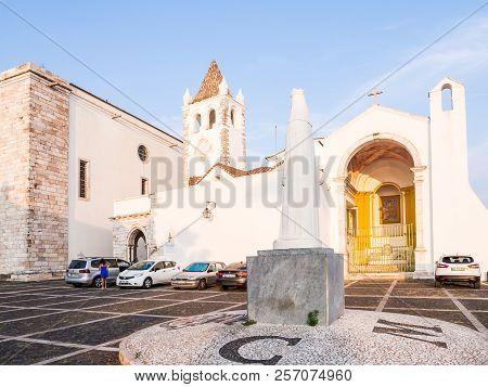 Estremoz, Portugal - August 23, 2018: Nosso Senhor Dos Inocentes Church With  Statue Of Rainha Santa