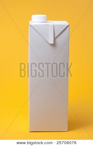Bílý balíček model na žlutém pozadí, za nový design