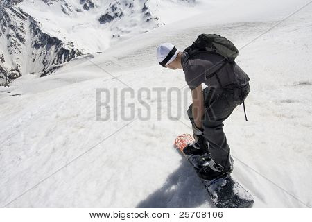 Snowboardista na vrchol hory