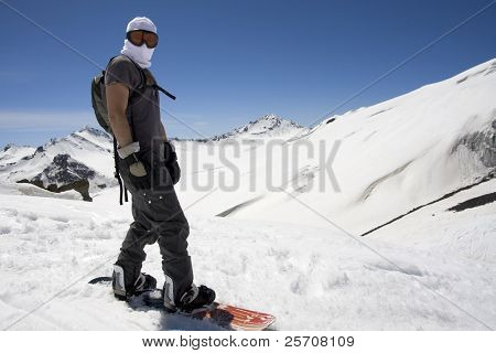 Snowboardista na vrchol hory