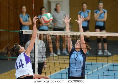 KAPOSVAR, Ungarn - 16 oktober: Zsanett Pinter (blå 2) i aktion på den ungarske NB I. League woma