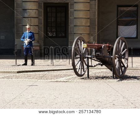 Stockholm, Sweden - July 30, 2002: Royal Guard And A Vintage Canon At The Royal Palace.
