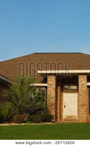 Hoge bakstenen huis portiek