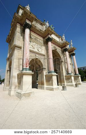 Paris, France-jul 23, 2018: Arc De Triomphe Du Carrousel At The Center Of Place Du Carrousel In The 