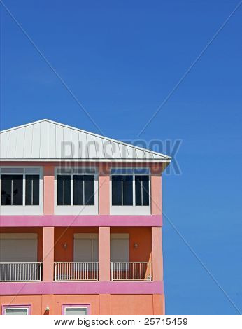 Casa costera rosada y melocotón