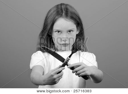 Ung pige Hold gaffel og kniv i en X eller krydsede Position