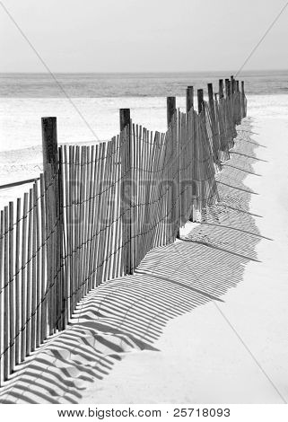 Płot na wydmy na całkiem biały piasek na plaży