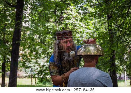 Moscow, Park On Krasnaya Presnya, August 05, 2018: A Man Makes A Massage With A Large Tibetan Singin
