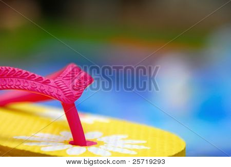 รองเท้า flipflop สว่างสวนหลังบ้านสระว่ายน้ำ