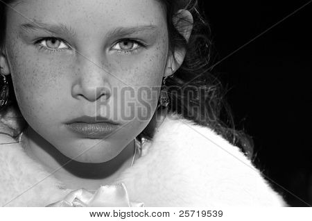 年轻女孩看严重穿貂皮披肩