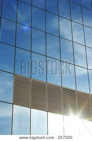  Weerspiegeling van Sky In kantoorgebouw venster