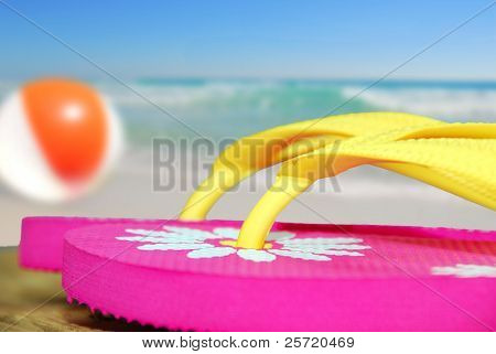 Flip flop sandal üstünde rıhtım beachball ve ocean pembe