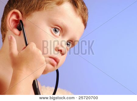 ชายหนุ่มฟังโดยใช้ stethoscope intently