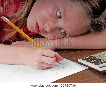 Chica joven con la cabeza en el escritorio trabajando en problemas de matemáticas