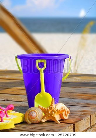 กลุ่ม เปลือกหอย และ flipflops กับเรือใบในระยะ