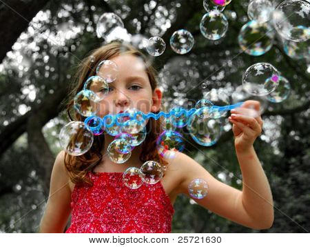 Młoda dziewczyna wieje dużo pęcherzyków poza