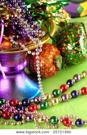 Sacco di perline e decorazioni per il mardi gras