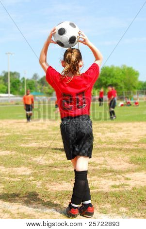 Junge Fußballspieler werfen im Ball Team auf Feld