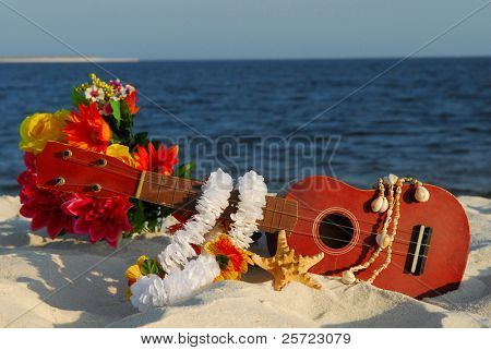 Elementi di ukulele e tropicale sulla spiaggia pronto per le vacanze