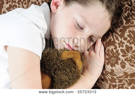 Lille barn napping på sofaen