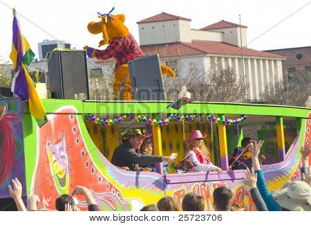 PENSACOLA, FLORIDA - 13 februar: Revelers tigge om perler på Grand Mardi Gras parade i Pensacola