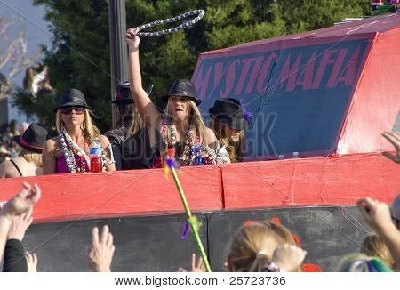 PENSACOLA, FLORIDA - 13 februar: Revelers tigge om perler på Grand Mardi Gras parade i Pensacola