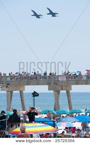 PENSACOLA BEACH - 8 juli: The US Navy Blue Angels flyvning demonstration team udføre over Pensacola