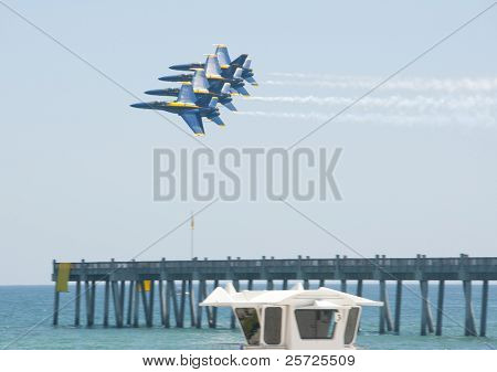 PENSACOLA BEACH - 8 juli: The US Navy Blue Angels flyvning demonstration team udføre over Pensacola