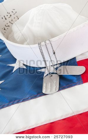 hatt och dog tags från sjöman