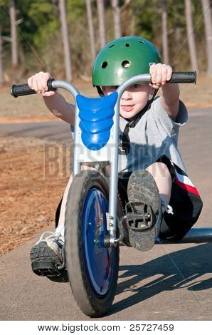 młody chłopak trike jazda z kaskiem