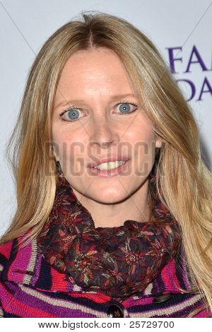 LOS ANGELES - 20 NOV: Lauralee Bell arrive au P.S Arts 2011 « Express Yourself » événement à Barker