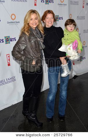 LOS ANGELES - 20 NOV: Jessica Collins, Michelle Stafford en dochter arriveert bij de PS kunsten 2011 
