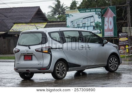 Toyota Sienta Mini Mpv Van.