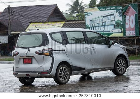 Toyota Sienta Mini Mpv Van.