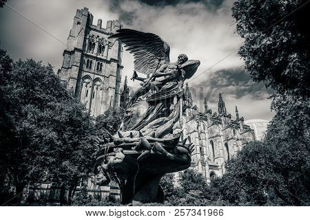 New York, Usa - July 13, 2016: Statue Near St.john Cathedral The 