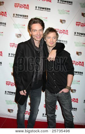 LOS ANGELES - NOV 22: Richard Marx, søn på 2011 Hollywood Parade julekoncert på Universal