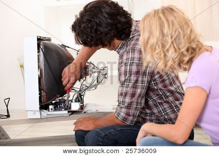 Marido reparación televisor
