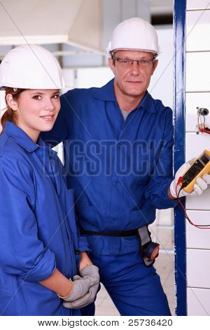 Kobiece młody uczeń elektryk
