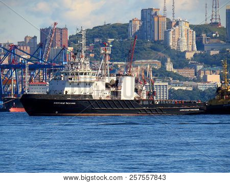 Vladivostok, Primorsky Kray / Russia - September 8 2018: Tugboat Alexandr Piskunov In Port Of Vladiv