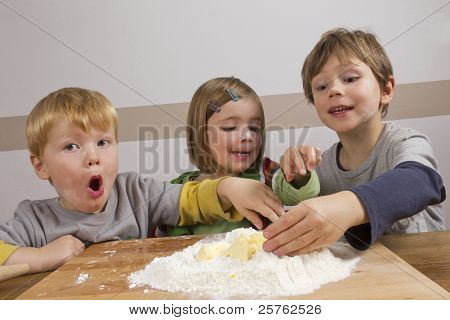 Bambini divertirsi facendo pasta