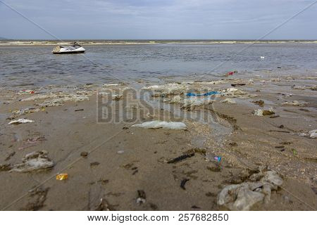 Plastic Pollution Environmental Problem In Ocean
,enviromental Pollution In The Beach,plastic Bottle
