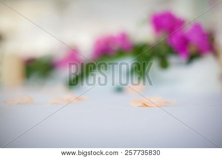 Elegant Flower Decoration On The Table In Restaurant For An Event Party Or Wedding Wedding Table