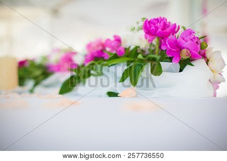 Elegant Flower Decoration On The Table In Restaurant For An Event Party Or Wedding Wedding Table