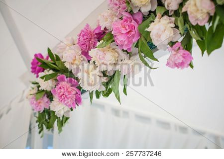 Elegant Flower Decoration On The Table In Restaurant For An Event Party Or Wedding Wedding Table