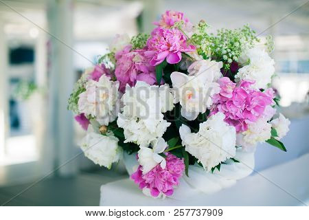 Elegant Flower Decoration On The Table In Restaurant For An Event Party Or Wedding Wedding Table