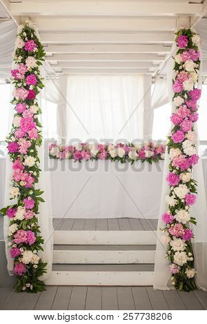 Elegant Flower Decoration On The Table In Restaurant For An Event Party Or Wedding Wedding Table