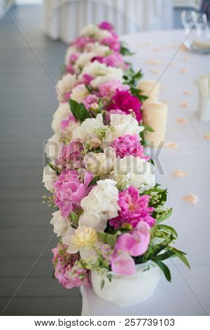 Elegant Flower Decoration On The Table In Restaurant For An Event Party Or Wedding Wedding Table