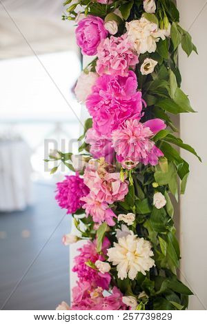 Elegant Flower Decoration On The Table In Restaurant For An Event Party Or Wedding Wedding Table