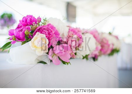 Elegant Flower Decoration On The Table In Restaurant For An Event Party Or Wedding Wedding Table
