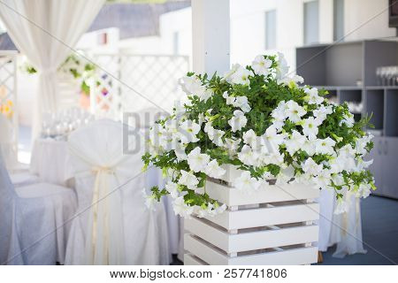 Elegant Flower Decoration On The Table In Restaurant For An Event Party Or Wedding Wedding Table